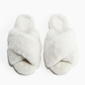 🐇H&M White Fluffy Slippers Size 8 NWT🐇